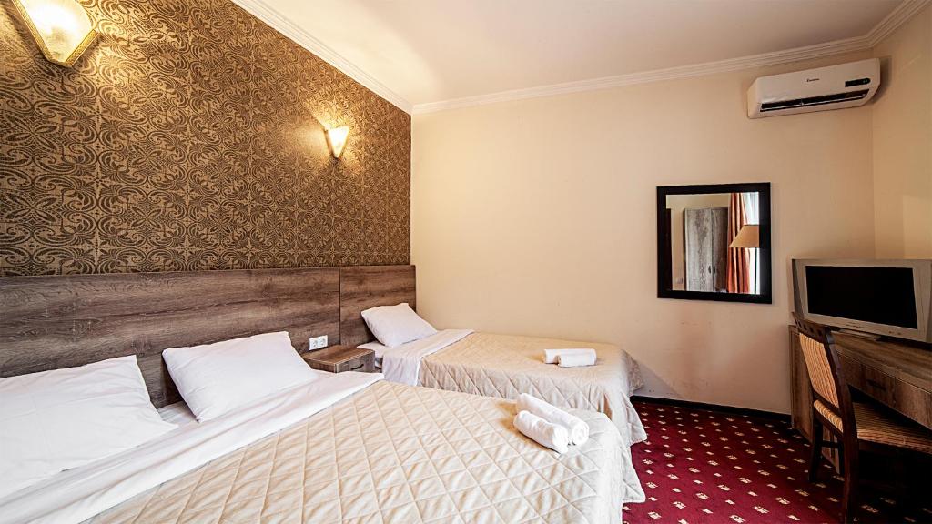 Orange Hotel room 3